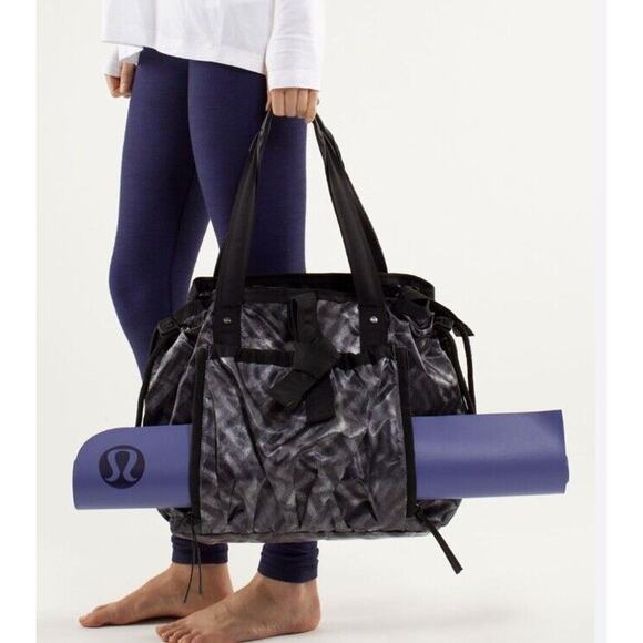 Lululemon Om Zig Zag Chevron Black Gray Pattern Tote Style Bag One Size NEW - Picture 1 of 10